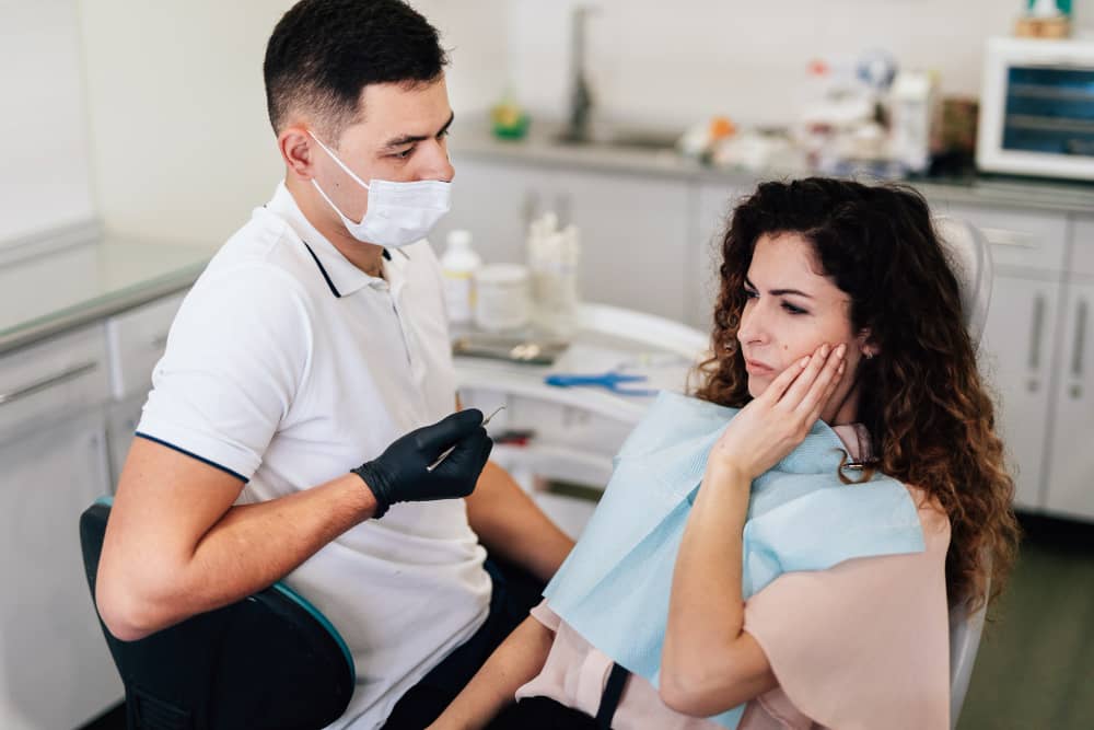 How an Emergency Dentist Treats a Toothache